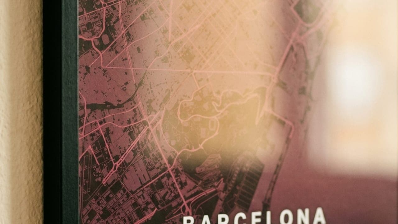 Nahaufnahme eines gerahmten Barcelona-Kartenposters in Rosa und Weinrot
