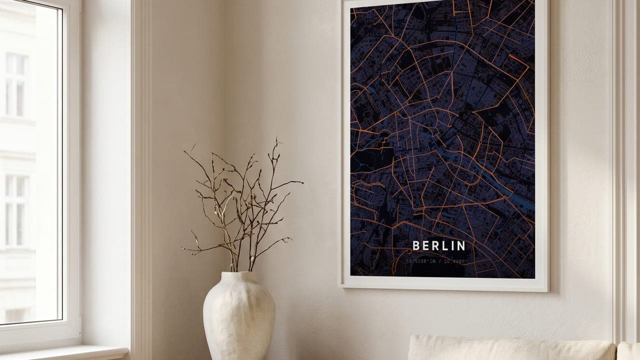 Gerahmtes Berlin-Kartenposter in einem hellen Altbauzimmer mit Fischgrätparkett