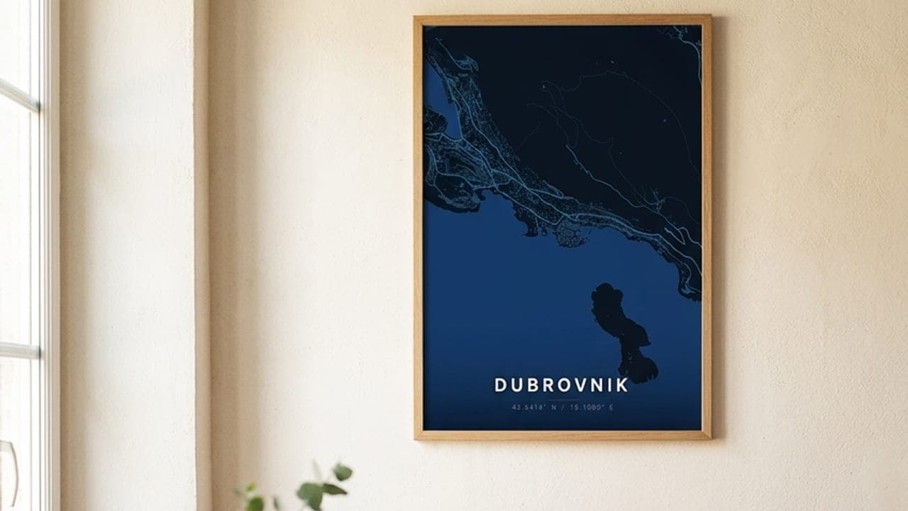 Gerahmtes Dubrovnik-Kartenposter über einem Tisch mit Eukalyptusvase