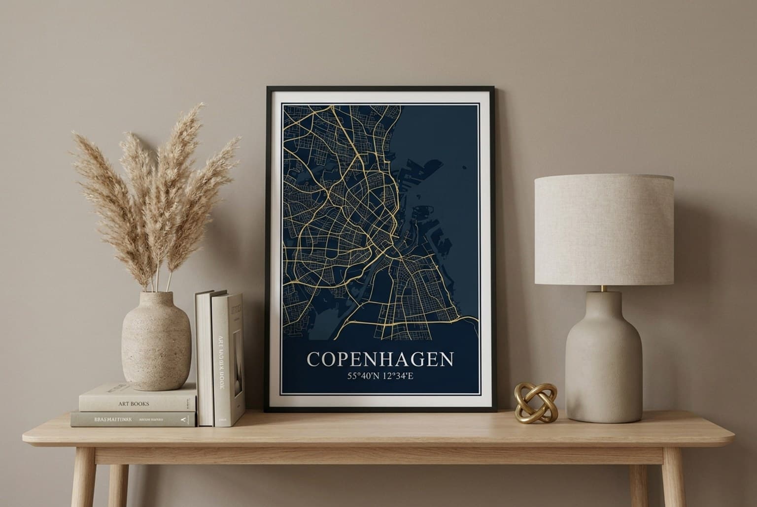 Stilvoll arrangierte Konsole mit gerahmtem Kopenhagen-Kartenposter, Vase mit Pampasgras und Lampe