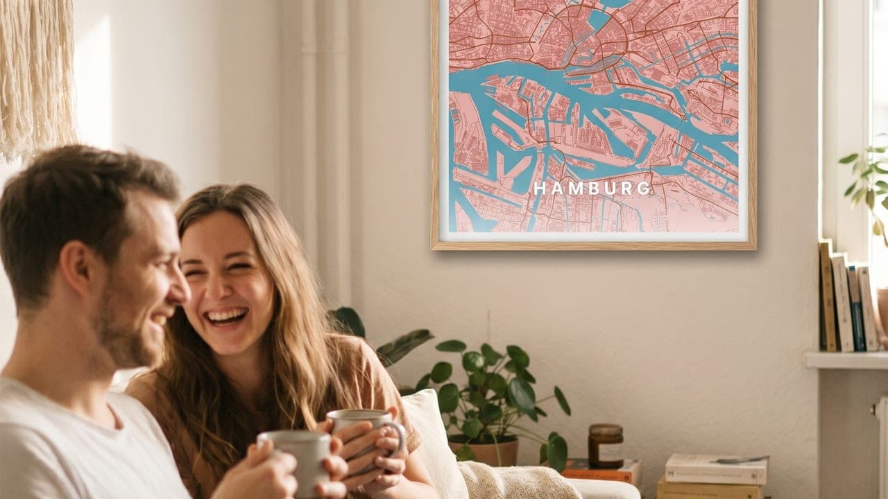 Lachendes Paar unter einem rosa Hamburg-Kartenposter