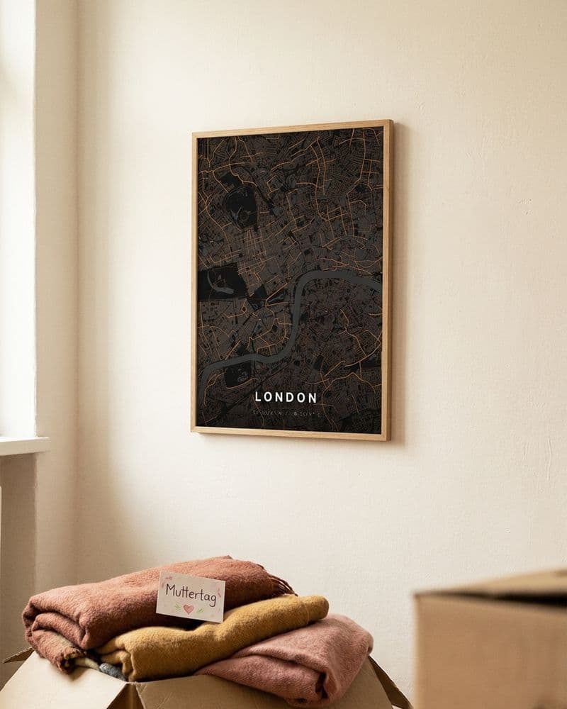 London-Kartenposter an der Wand, darunter ein offener Karton
