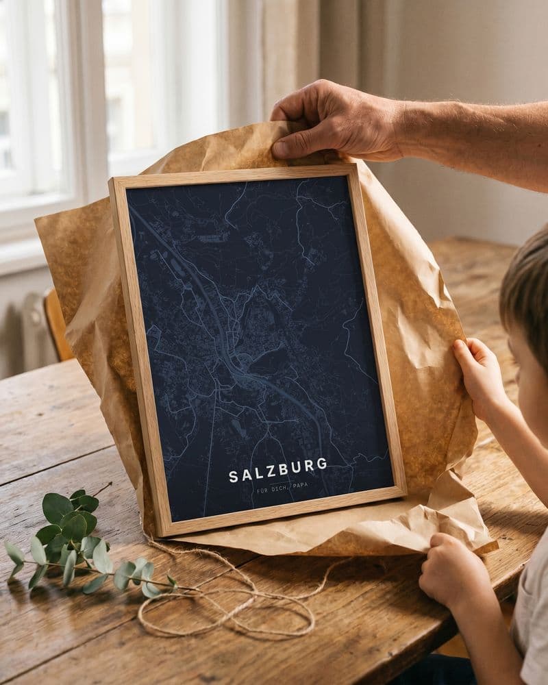 Hände packen ein gerahmtes Salzburg-Kartenposter aus