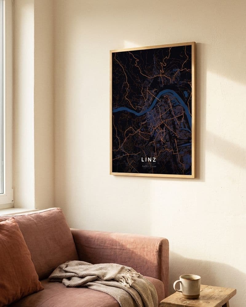 Gerahmtes Linz-Kartenposter über einem rosa Sofa