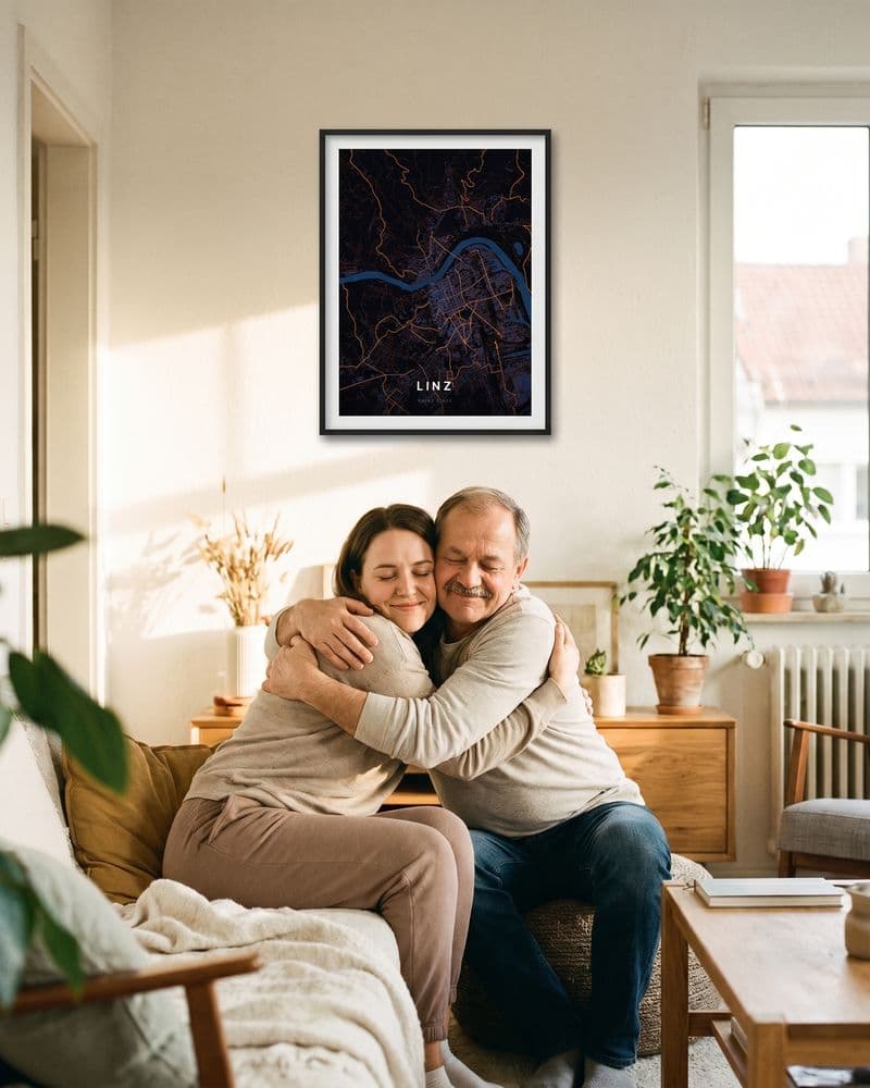 Zwei Menschen umarmen sich auf dem Sofa unter einem Linz-Kartenposter