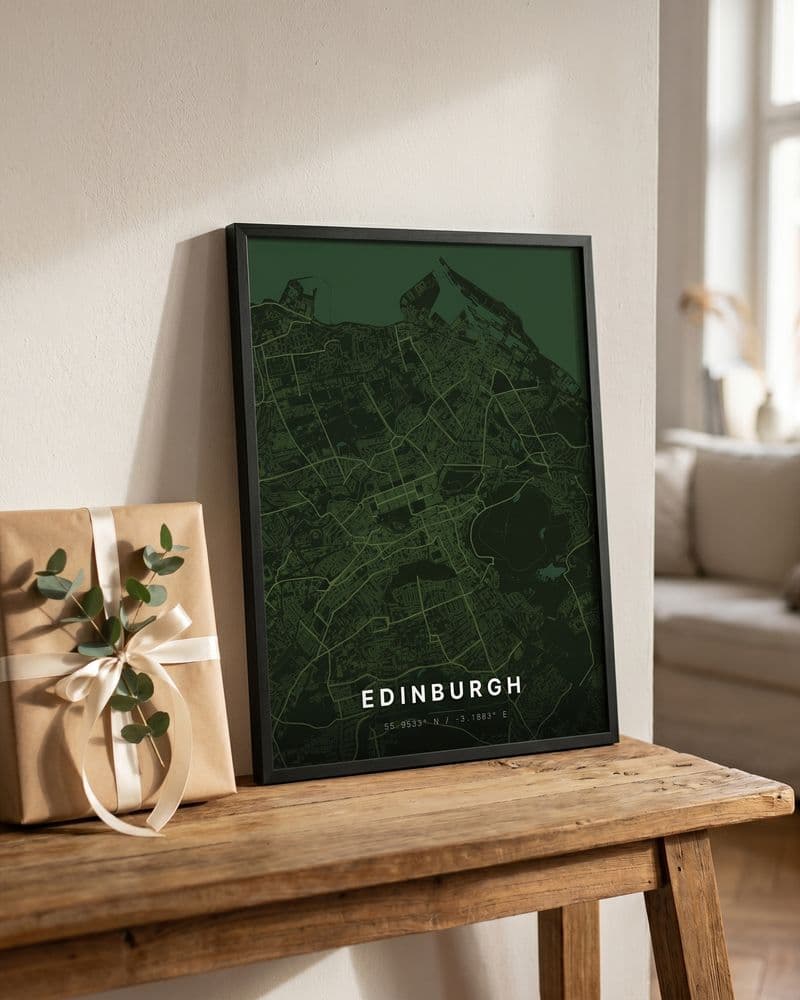 Grünes Edinburgh-Kartenposter auf einem Tisch neben einem Geschenk