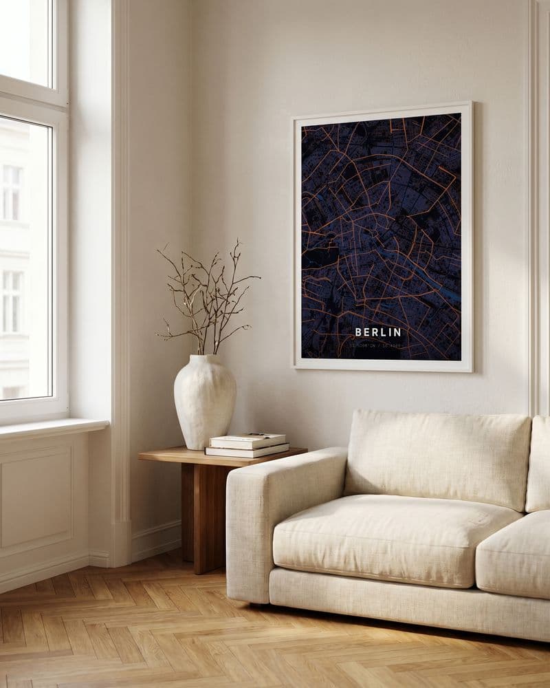 Gerahmtes Berlin-Kartenposter in einem hellen Altbauzimmer
