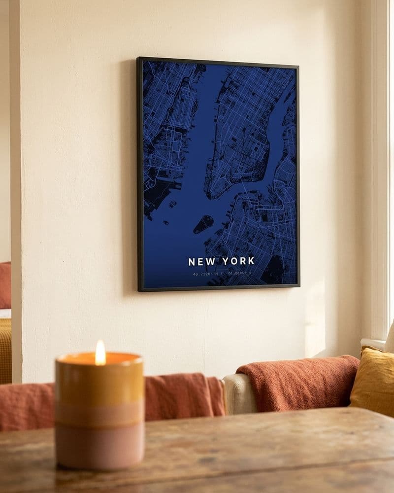 Blaues New-York-Kartenposter an der Wand, davor eine Kerze