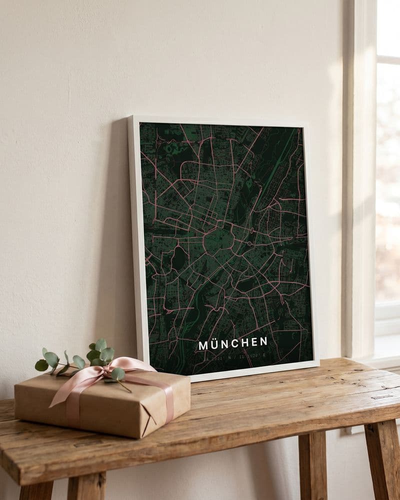 Grünes München-Kartenposter im weißen Rahmen neben einem Geschenk