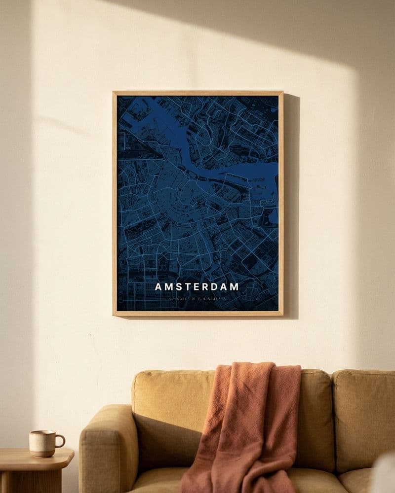 Blaues Amsterdam-Kartenposter über einem Sessel