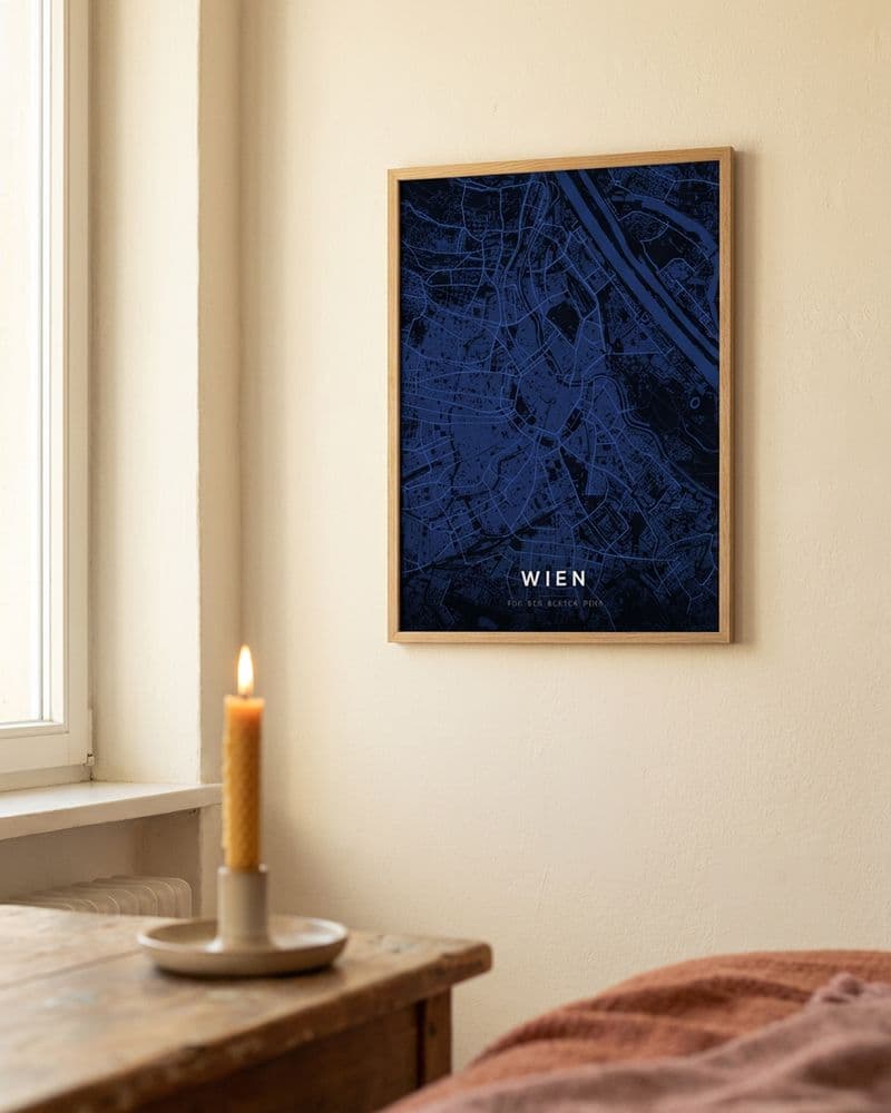 Wien-Kartenposter an der Wand, davor eine brennende Kerze