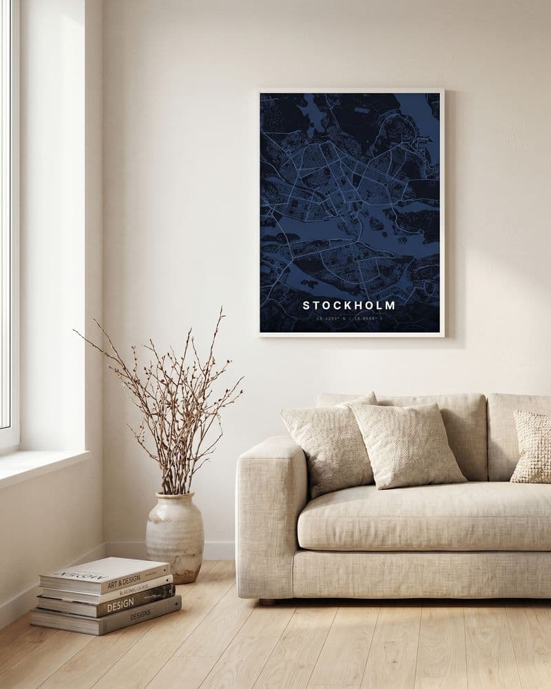 Blaues Stockholm-Kartenposter in einem ruhigen, hellen Raum