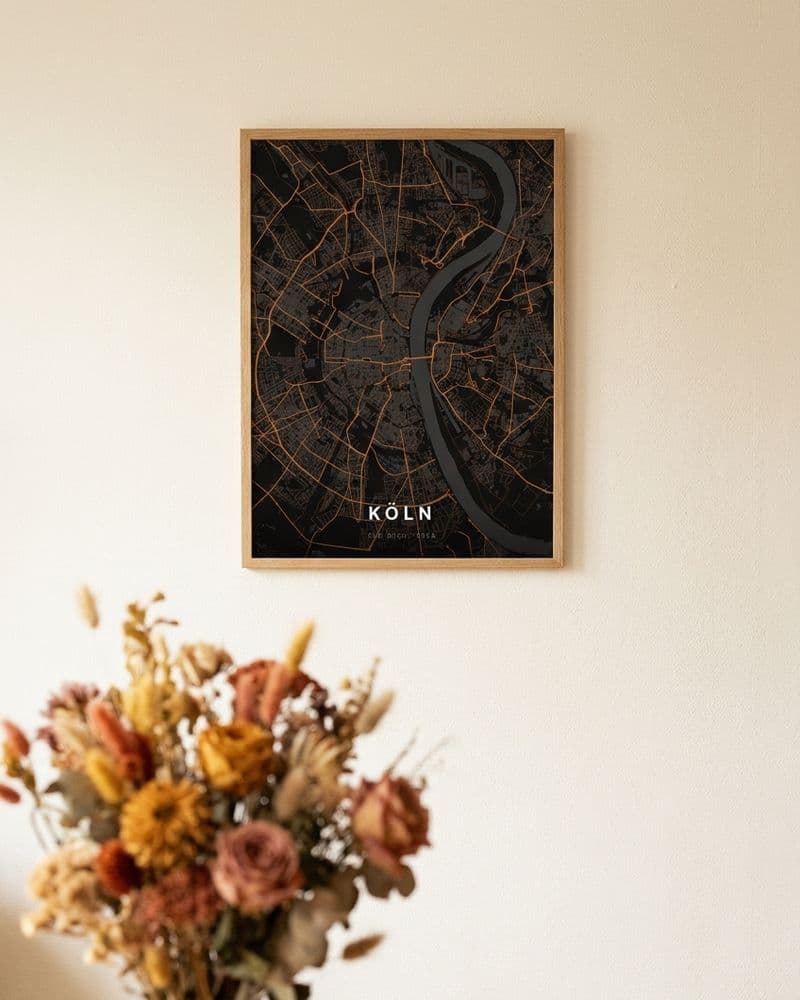 Köln-Kartenposter an der Wand, davor ein Strauß getrockneter Blumen