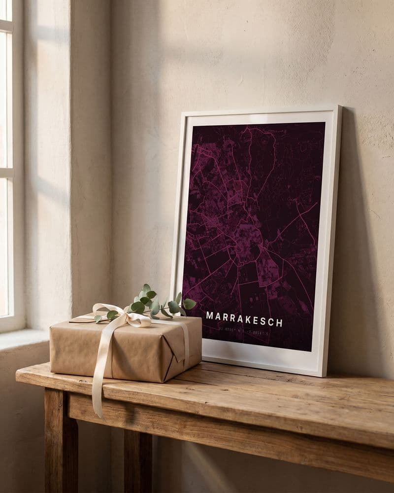 Weiß gerahmtes Marrakesch-Kartenposter neben einem Geschenk