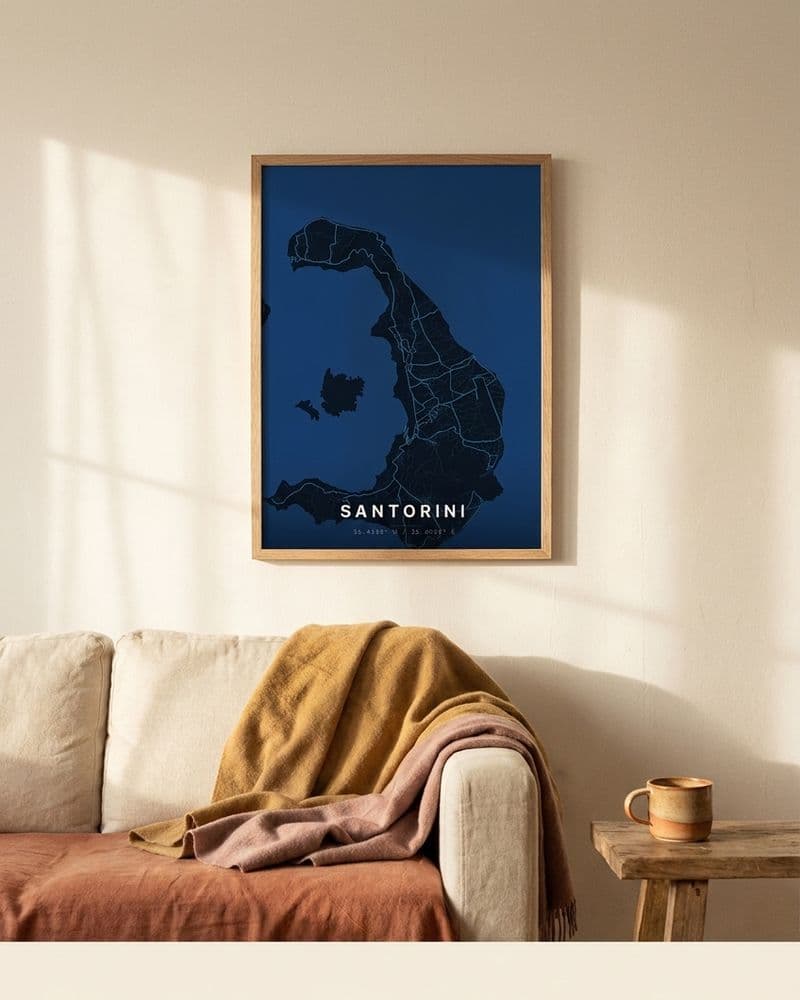 Gerahmtes blaues Santorini-Kartenposter über einem hellen Sofa
