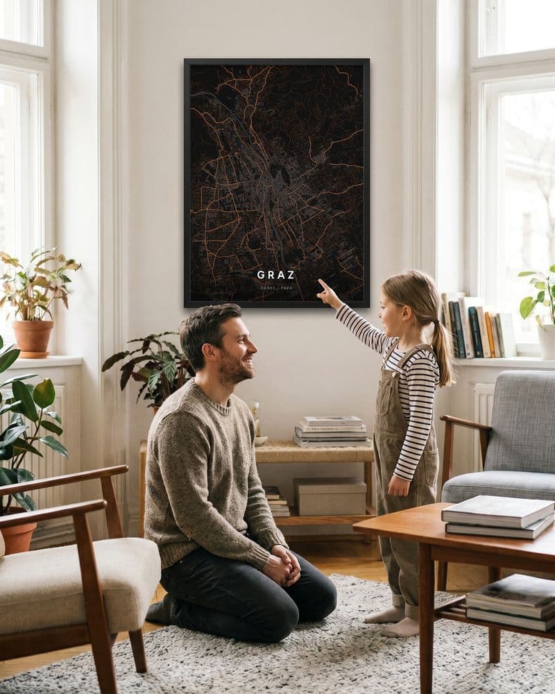 Vater und Tochter vor einem Graz-Kartenposter im Wohnzimmer