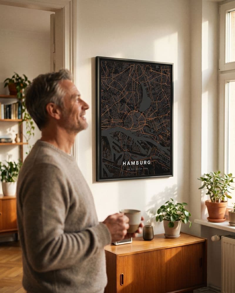 Mann mit Kaffeetasse vor einem Hamburg-Kartenposter