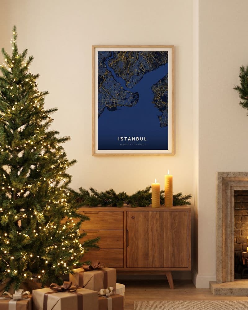 Istanbul-Kartenposter neben einem geschmückten Weihnachtsbaum mit Geschenken