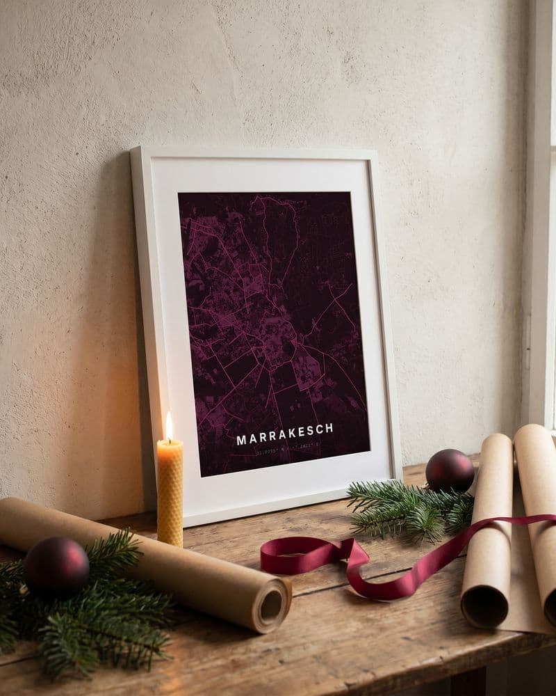Weiß gerahmtes Marrakesch-Kartenposter mit Geschenkpapier und Kerzen