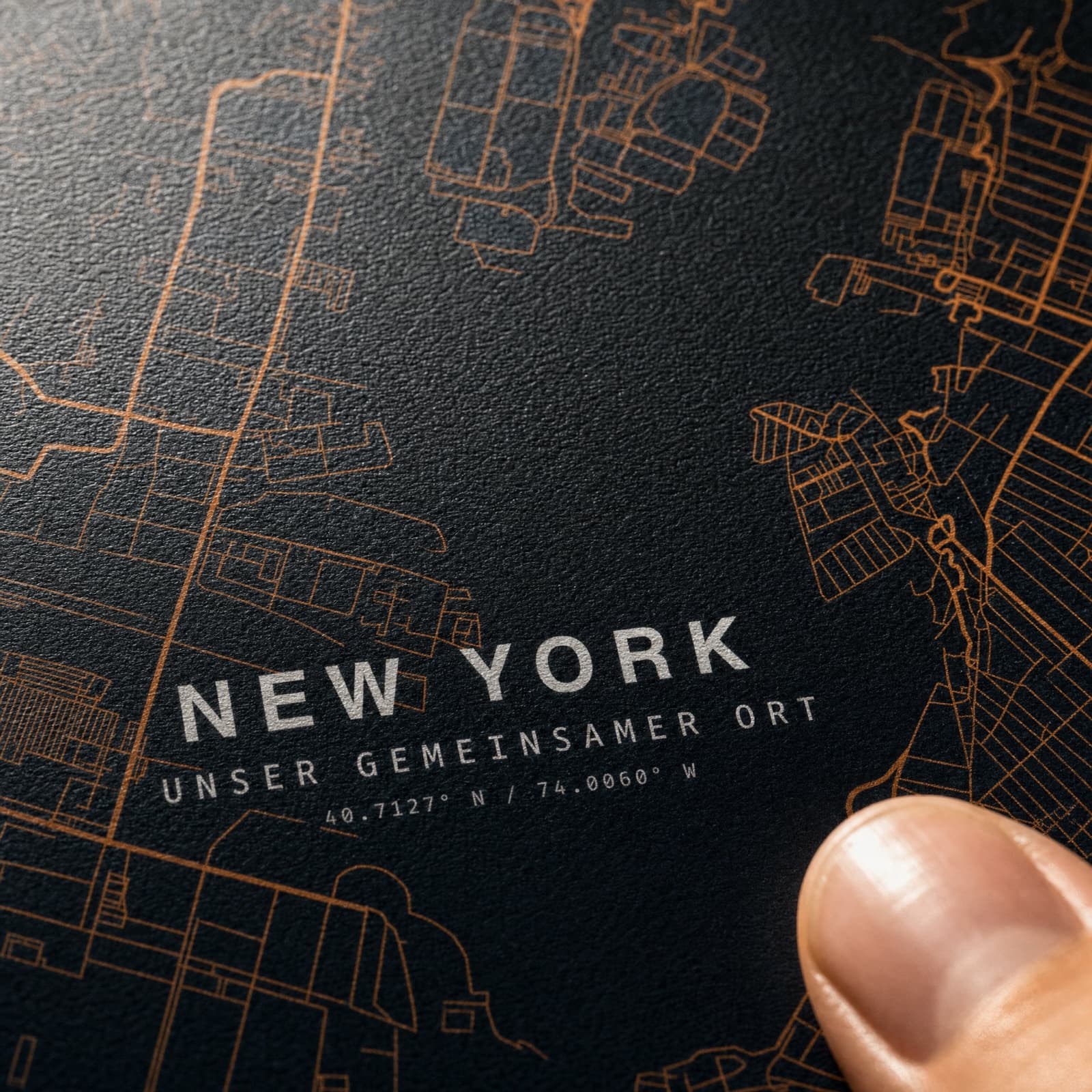 New York Map-Poster wird ausgepackt