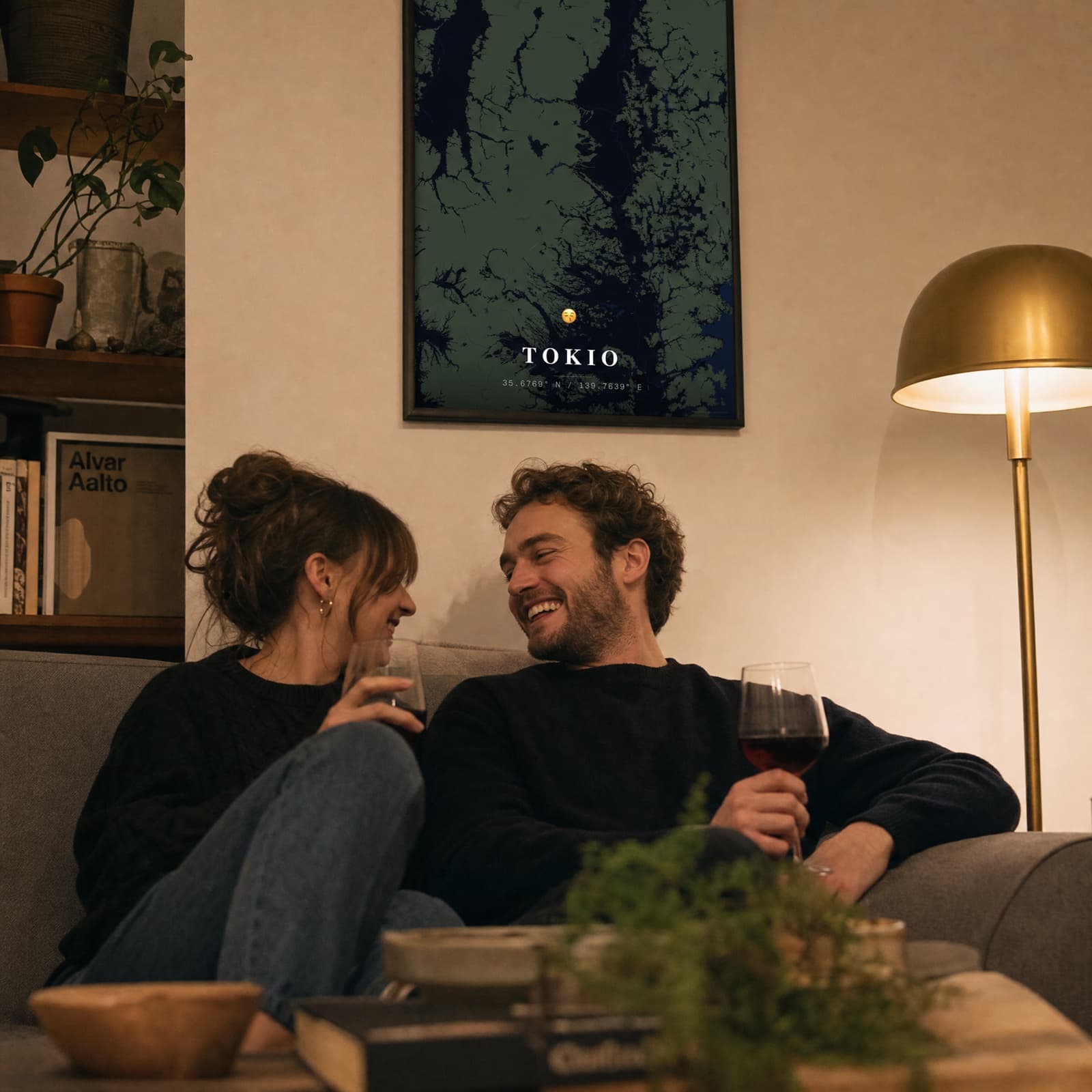 Tokio Map-Poster über Couple beim Wein