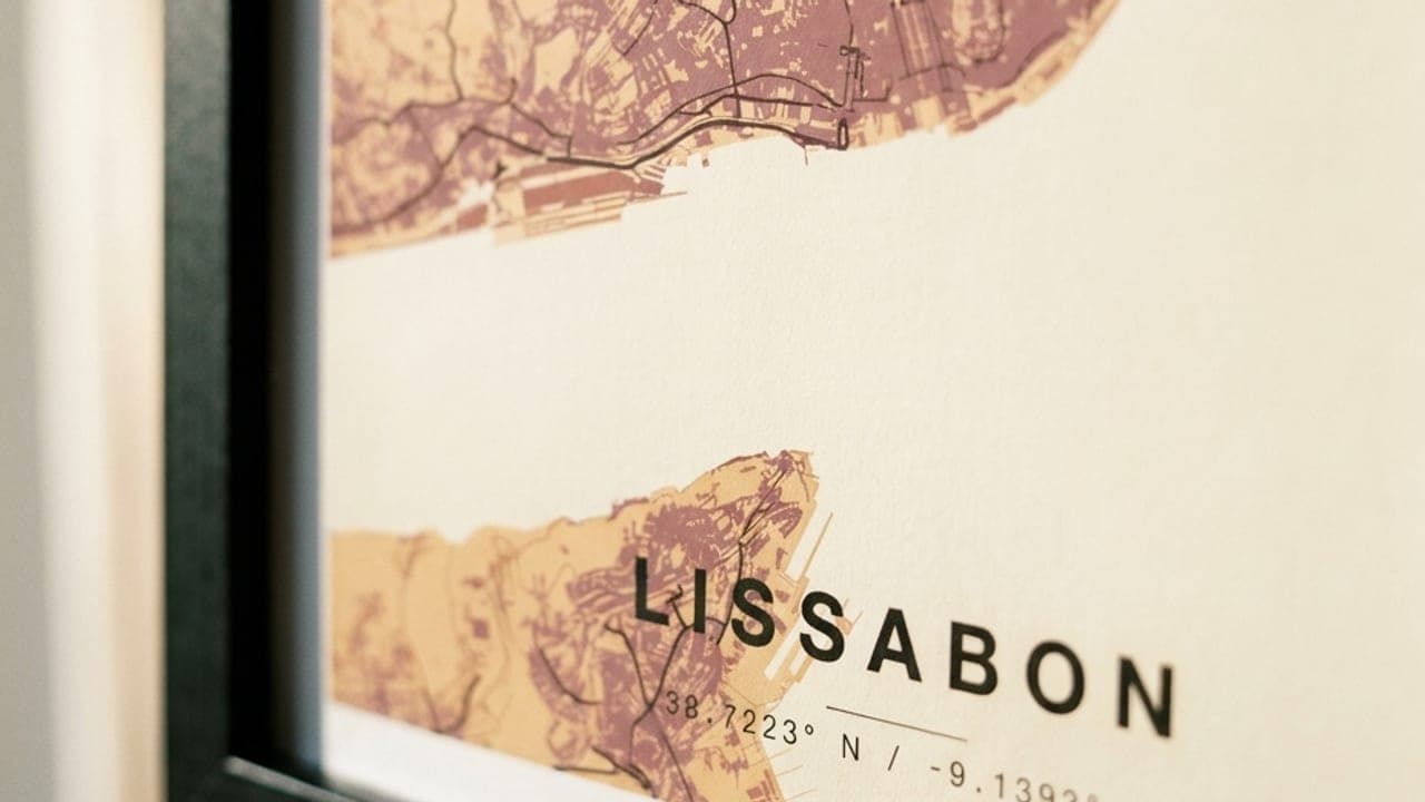 Nahaufnahme eines gerahmten Lissabon-Kartenposters mit dem Tejo