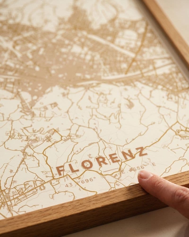 Nahaufnahme eines hellen Florenz-Kartenposters im Holzrahmen