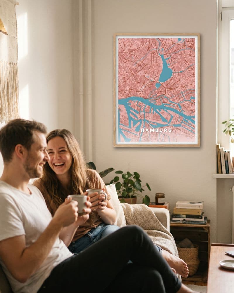 Lachendes Paar auf dem Sofa unter einem rosa Hamburg-Kartenposter