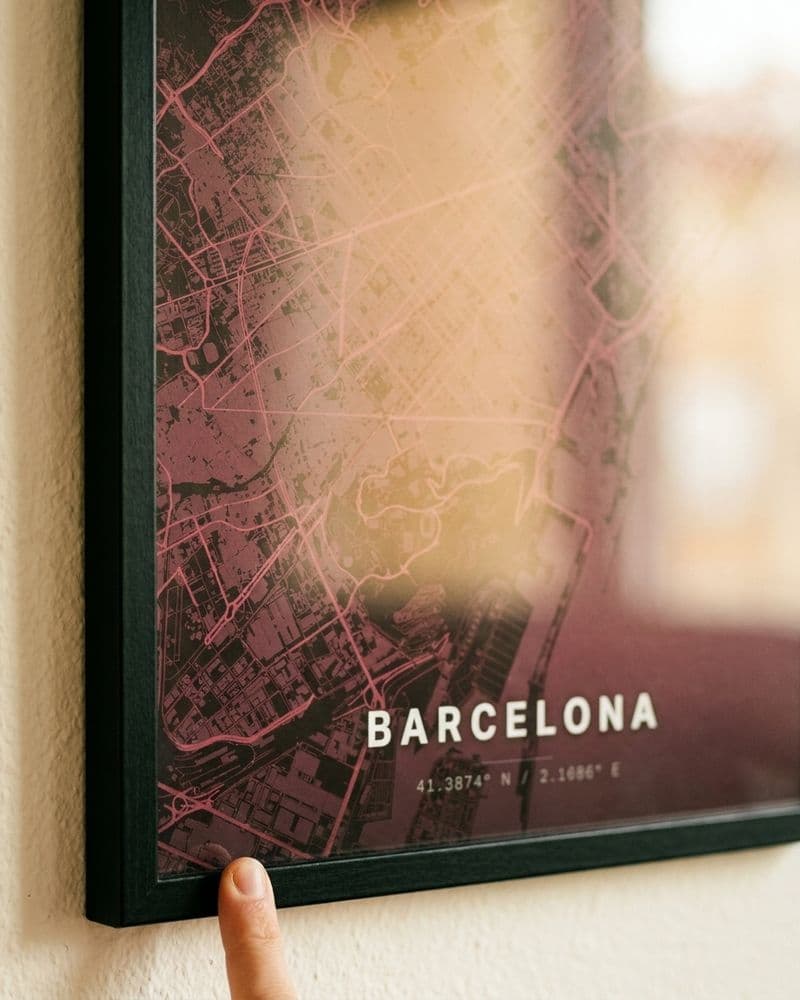 Nahaufnahme eines gerahmten Barcelona-Kartenposters in Rosa und Weinrot