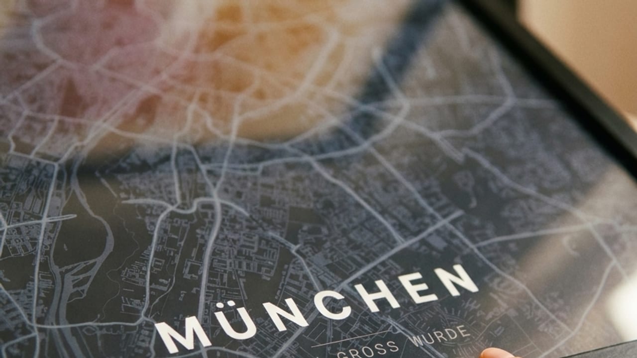 Nahaufnahme eines gerahmten München-Kartenposters mit persönlichem Untertitel