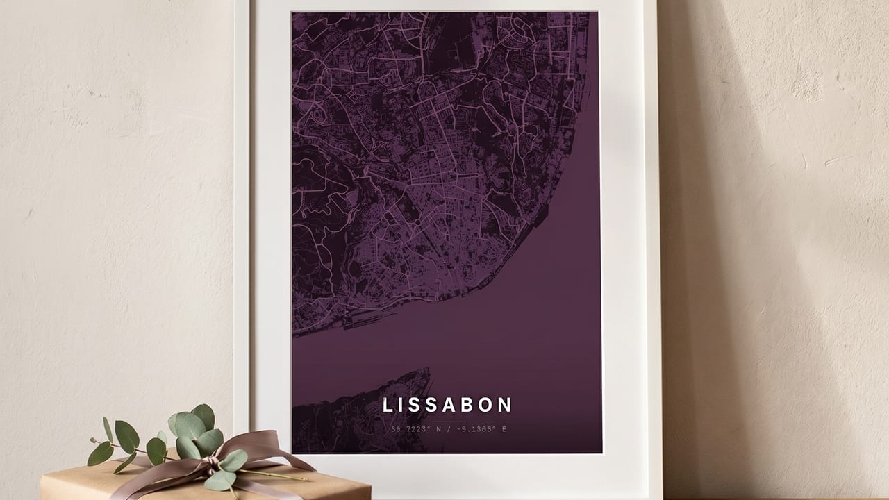 Weiß gerahmtes Lissabon-Kartenposter auf einem Holztisch neben einem Geschenk mit Eukalyptus