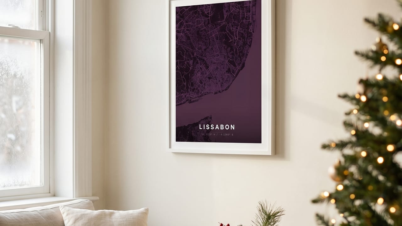 Lissabon-Kartenposter an der Wand eines weihnachtlichen Wohnzimmers mit Tannenbaum